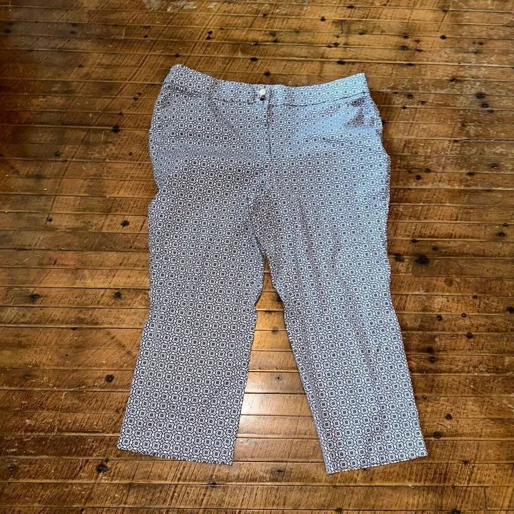 Chico’s blue floral 2.5/14 normcore Comfortable straight leg jeans